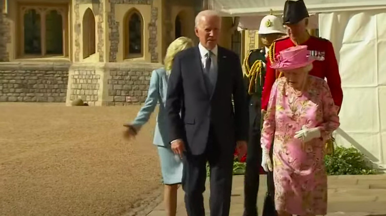 Joe Biden marchant avec la reine Elizabeth