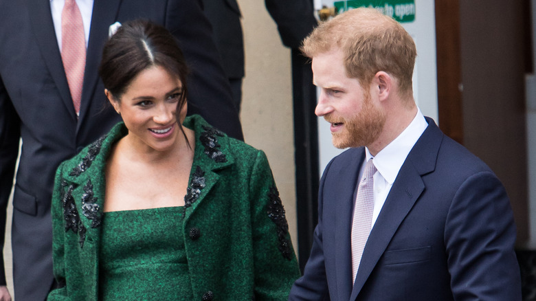 Meghan et Harry sourient lors d'un événement en 2019