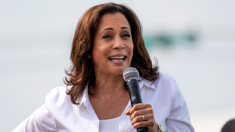 Kamala Harris s'exprimant lors d'un événement 