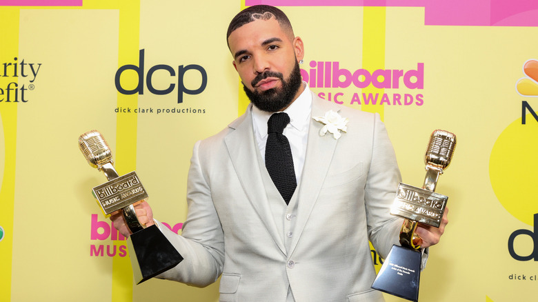 Drake pose avec ses Billboard Music Awards