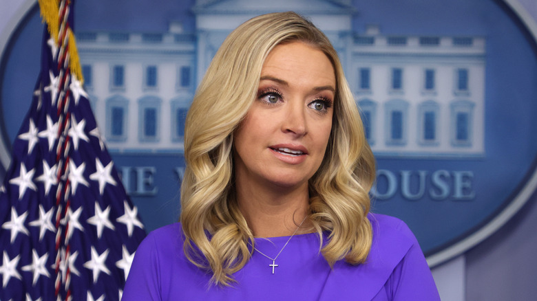 Kayleigh McEnany s'exprimant lors d'une conférence de presse