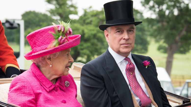 La reine Elizabeth et le prince Andrew discutent