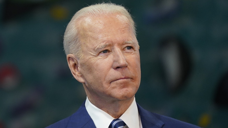 Le président Biden lève les yeux