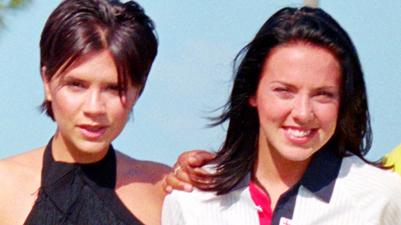 Victoria Beckham et Melanie Chisholm, bras dessus bras dessous et souriantes