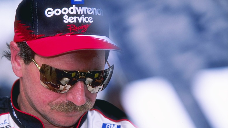 Dale Earnhardt Sr. regardant vers le bas