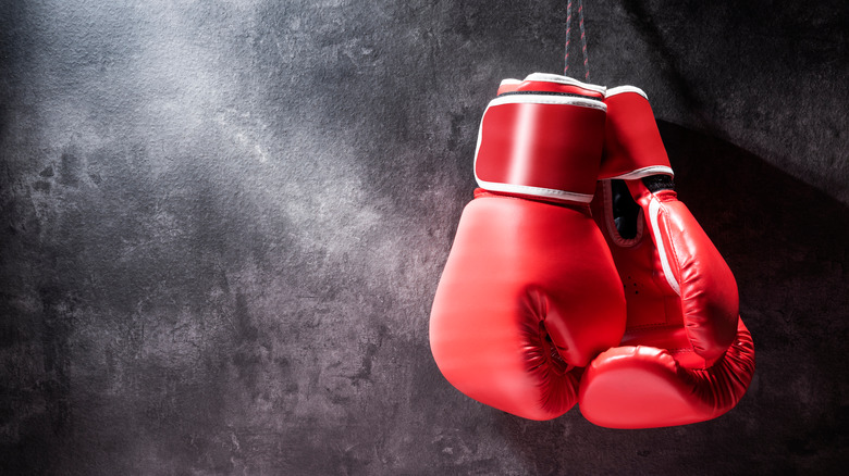 Gants de boxe accrochés devant le mur