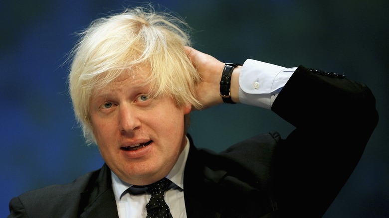 Le jeune Boris Johnson a l'air gêné