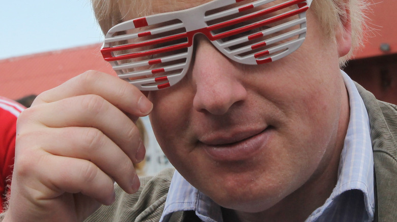 Le jeune Boris Johnson portant des lunettes de soleil d'Angleterre