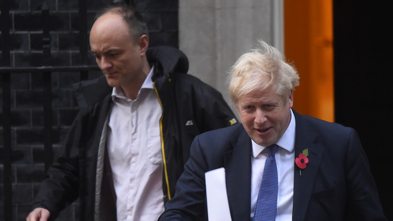 Boris Johnson et Dominic Cummings marchant dehors