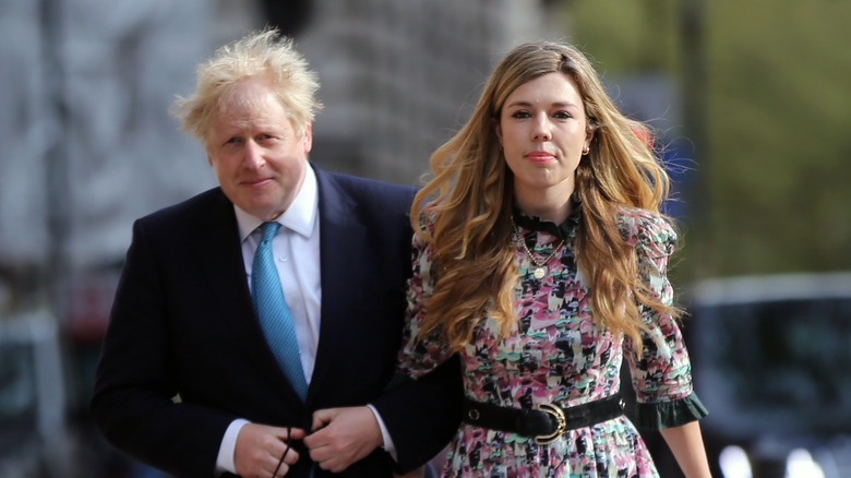 Boris Johnson et Carrie Symonds, marchant dehors