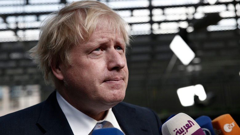 Boris Johnson avec une expression coupable