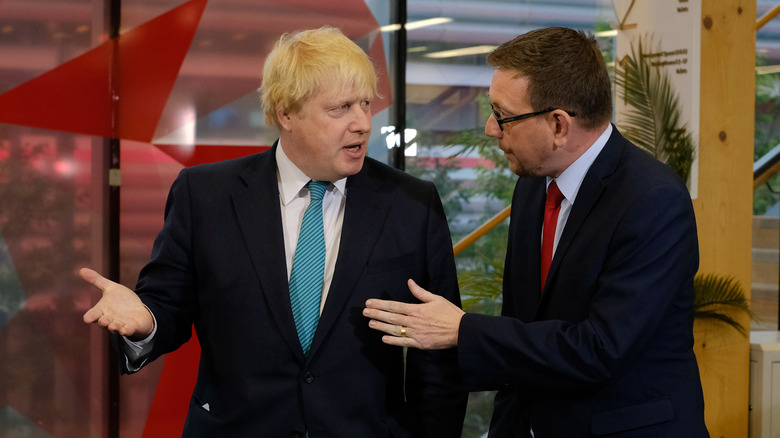 Boris Johnson et Andrew Gwynne lors d'un débat télévisé