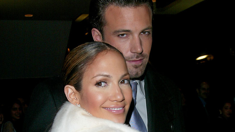 Jennifer Lopez souriante en posant avec Ben Affleck