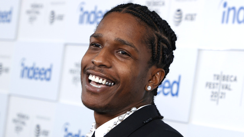 A$AP Rocky souriant sur tapis rouge