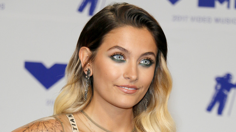 Paris Jackson souriant sur le tapis rouge