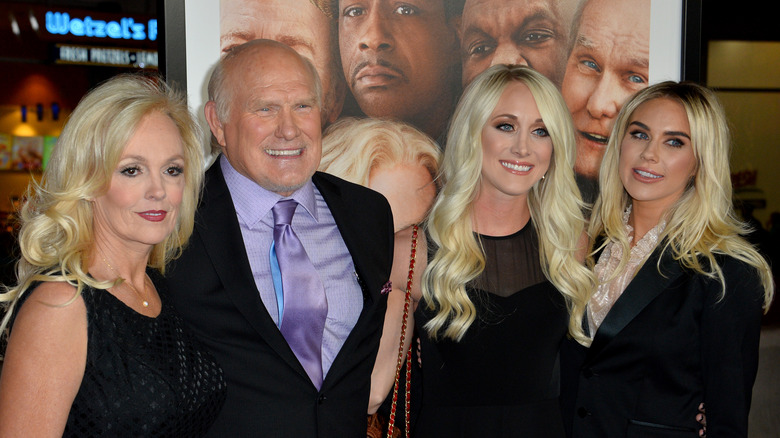 Terry Bradshaw souriant, sa femme Tammy et ses filles Erin et Rachel à "Father Figures" 2017