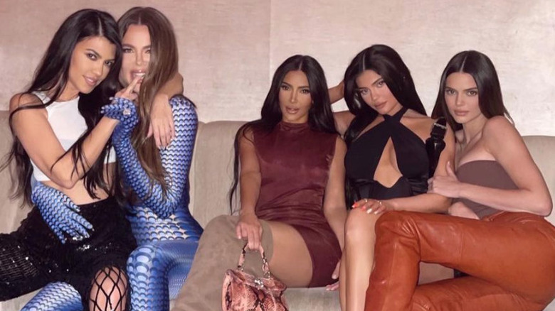 Kourtney, Khloe et Kim Kardashian assises avec Kylie et Kendall Jenner