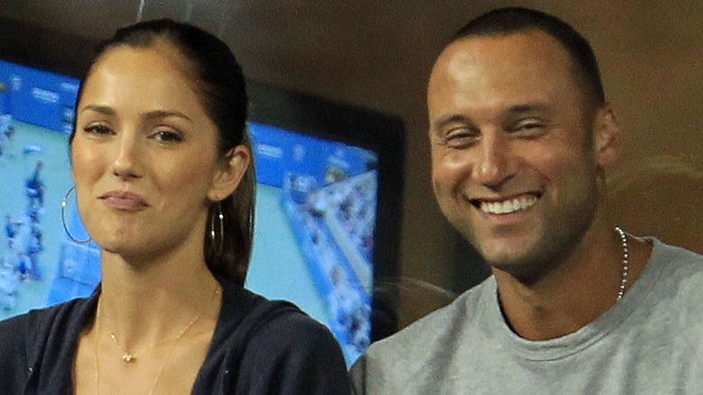 Minka Kelly et Derek Jeter souriant à un jeu de balle