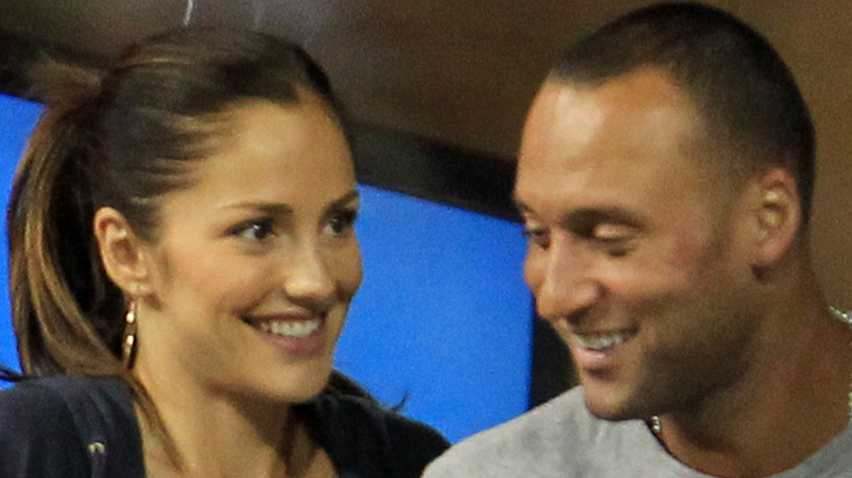 Minka Kelly et Derek Jeter lors d'un match de football