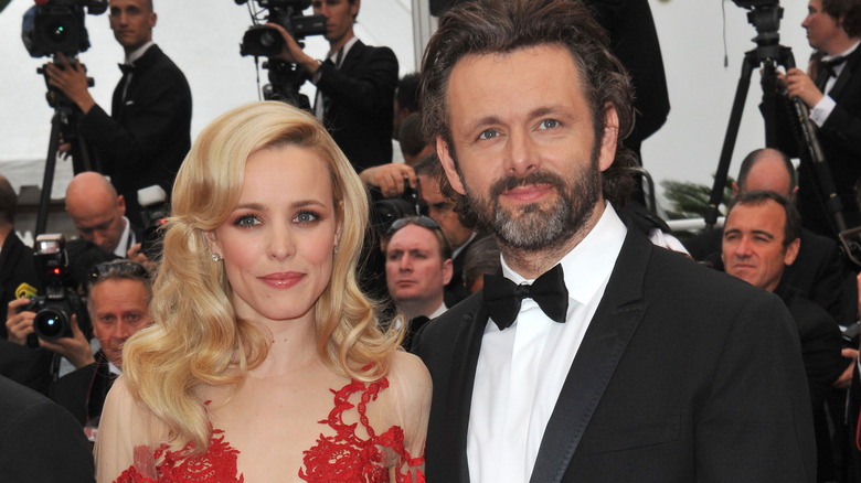 Rachel McAdams et Michael Sheen posant ensemble