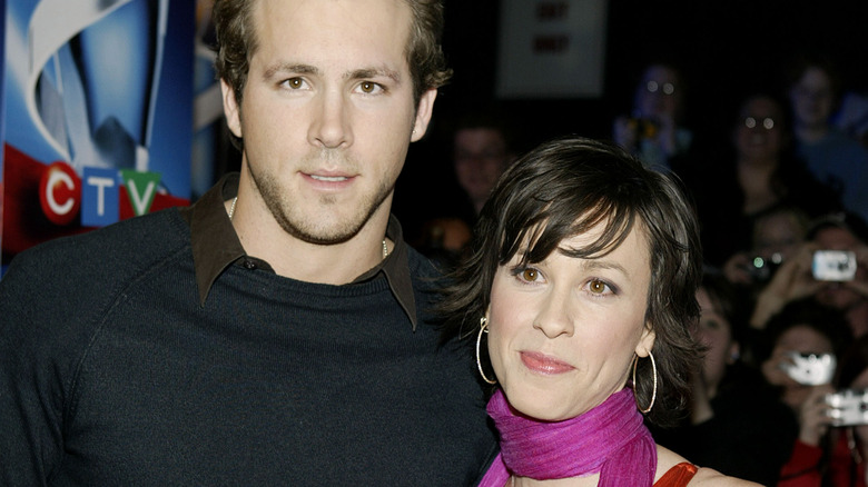 Ryan Reynolds et Alanis Morissette posant ensemble