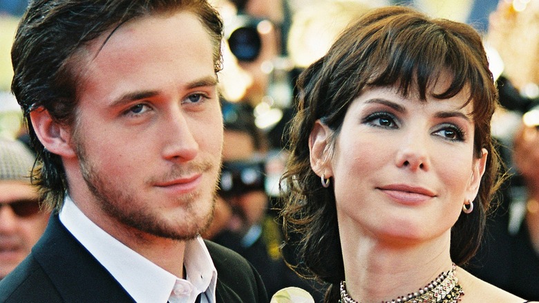 Ryan Gosling et Sandra Bullock posant ensemble