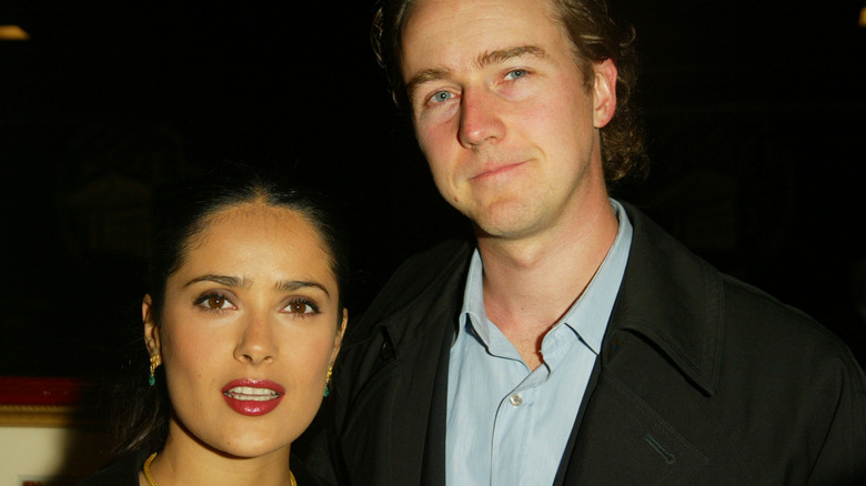 Salma Hayek et Edward Norton posant ensemble