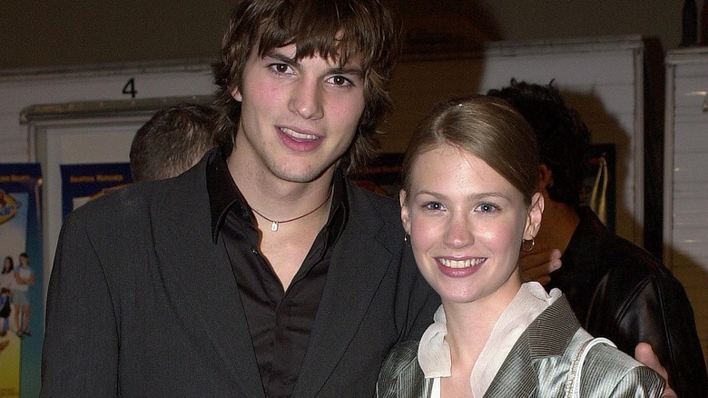 Ashton Kutcher et January Jones souriant