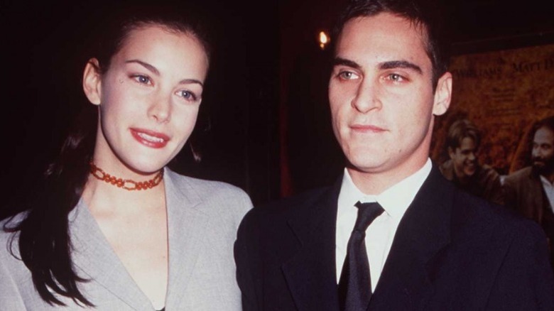 Liv Tyler et Joaquin Phoenix posant ensemble