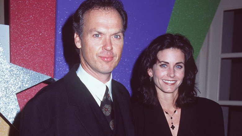 Michael Keaton et Courteney Cox souriant