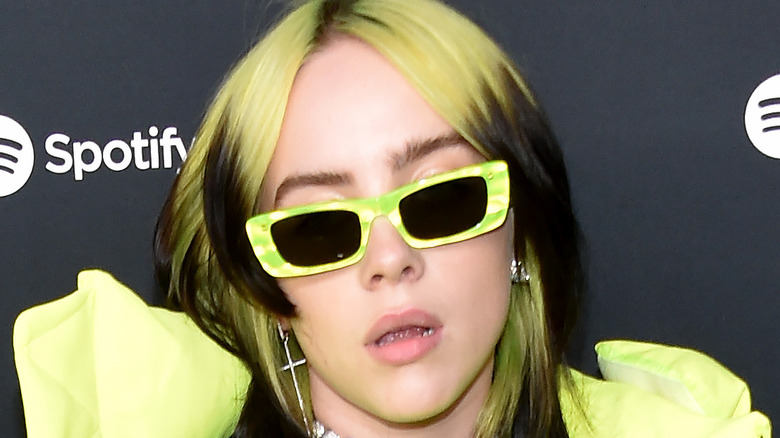 Billie Eilish avec des lunettes de soleil jaunes