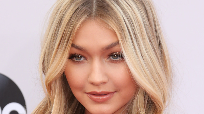 Gigi Hadid posant pour les caméras