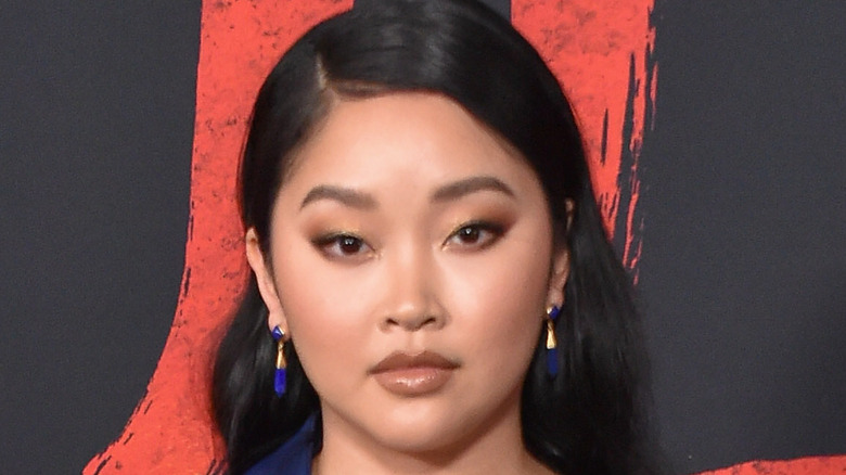 Lana Condor regarde la caméra