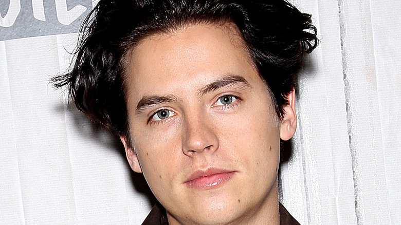 Cole Sprouse regardant la caméra