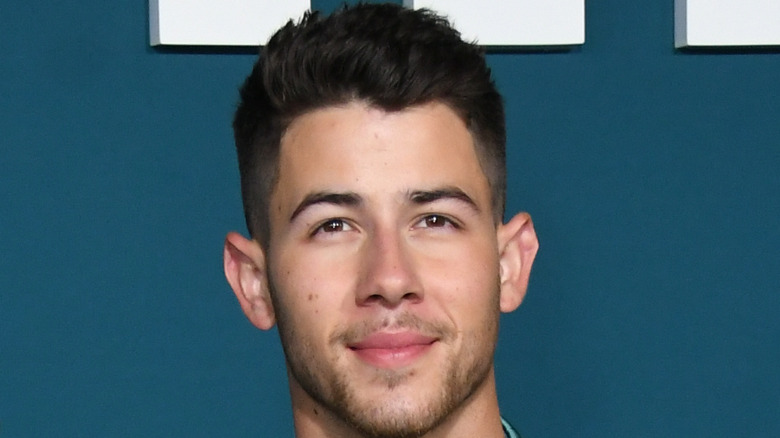 Nick Jonas souriant