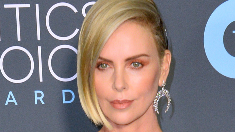 Charlize Theron posant lors d'un événement