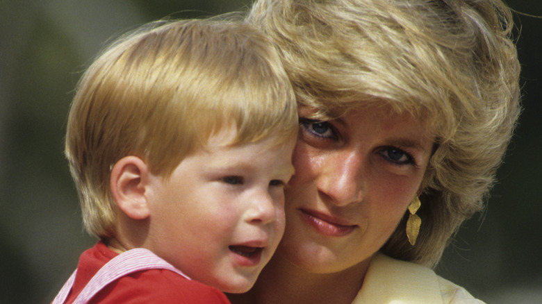 Diana, princesse de Galles avec le prince Harry en vacances à Majorque, Espagne 1987