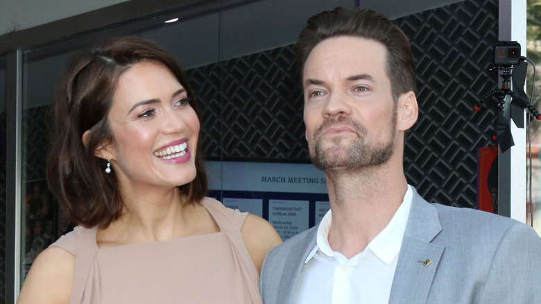 Shane West et Mandy Moore souriant