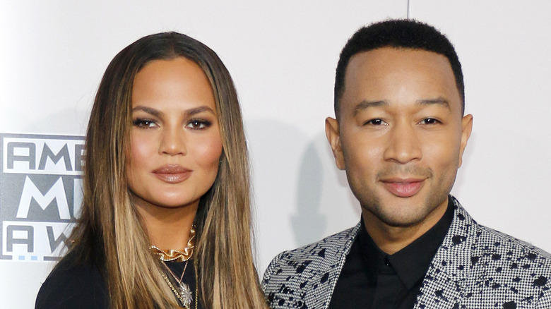 Chrissy Teigen et John Legend posent ensemble