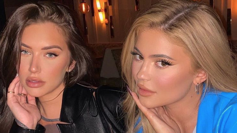 Kylie Jenner et BFF Stassie Karanikolaou dans des looks assortis