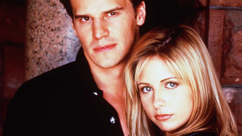 David Boreanaz et Sarah Michelle Gellar dans le rôle d'Angel et Buffy 