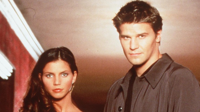 David Boreanaz et Charisma Carpenter posant pour les caméras 