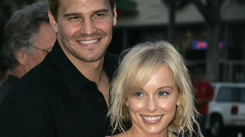 Le jeune David Boreanaz et Jaime Bergman souriant 