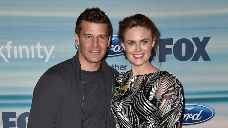 David Boreanaz et Emily Deschanel posant ensemble