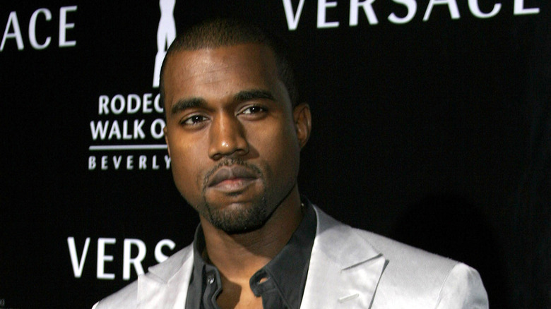 Kanye West pose sur le tapis rouge