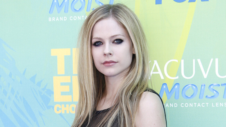 Avril Lavigne posant sur un tapis rouge