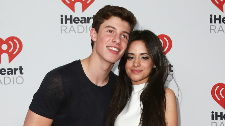 Shawn Mendes et Camila Cabello posant ensemble