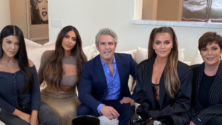 Andy Cohen s'assoit avec Khloe Kardashian, Kim Kardashian, Kourtney Kardashian et Kris Jenner