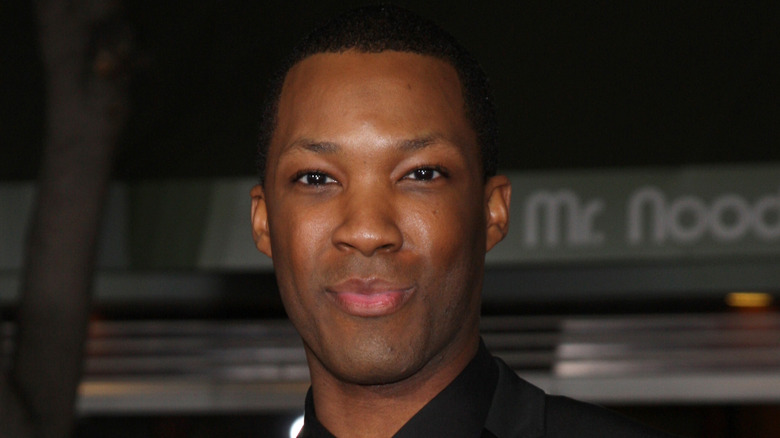 Corey Hawkins sourit sur le tapis rouge