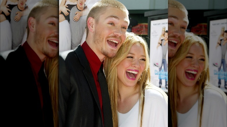 Chad Michael Murry, Hilary Duff, debout côte à côte, riant lors de la première de "A Cinderella Story" en 2004 